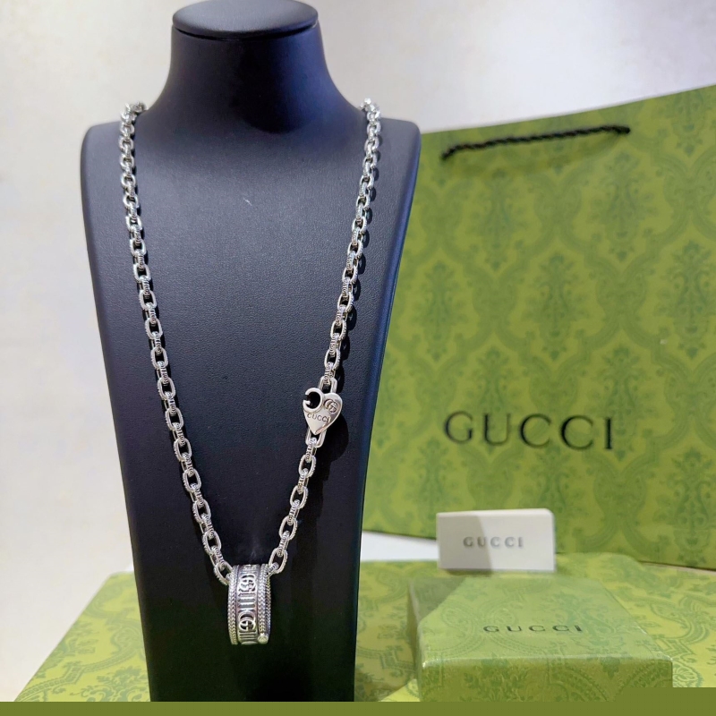 G*u*i necklaces